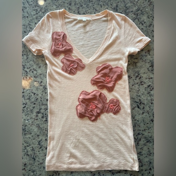 New J.Crew 100% cotton V-neck with silk Floral Appliqué collectors tee size XS - Picture 3 of 6
